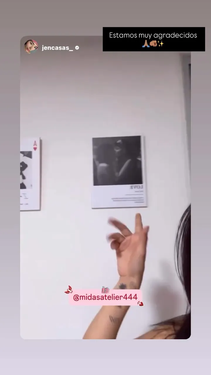 Historia de una clienta señalando dos cuadros con fotos en su pared