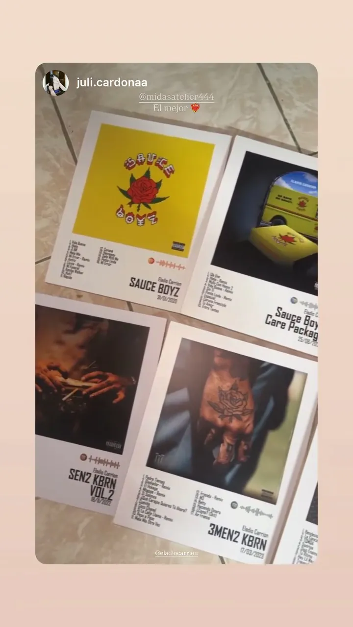 Historia de una clienta con cuatro cuadros estilo portada de álbum