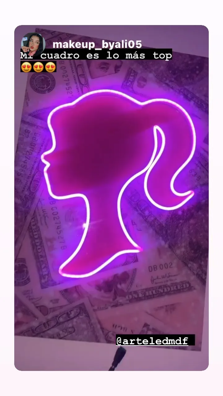 Historia de una clienta con una silueta femenina en neón fucsia