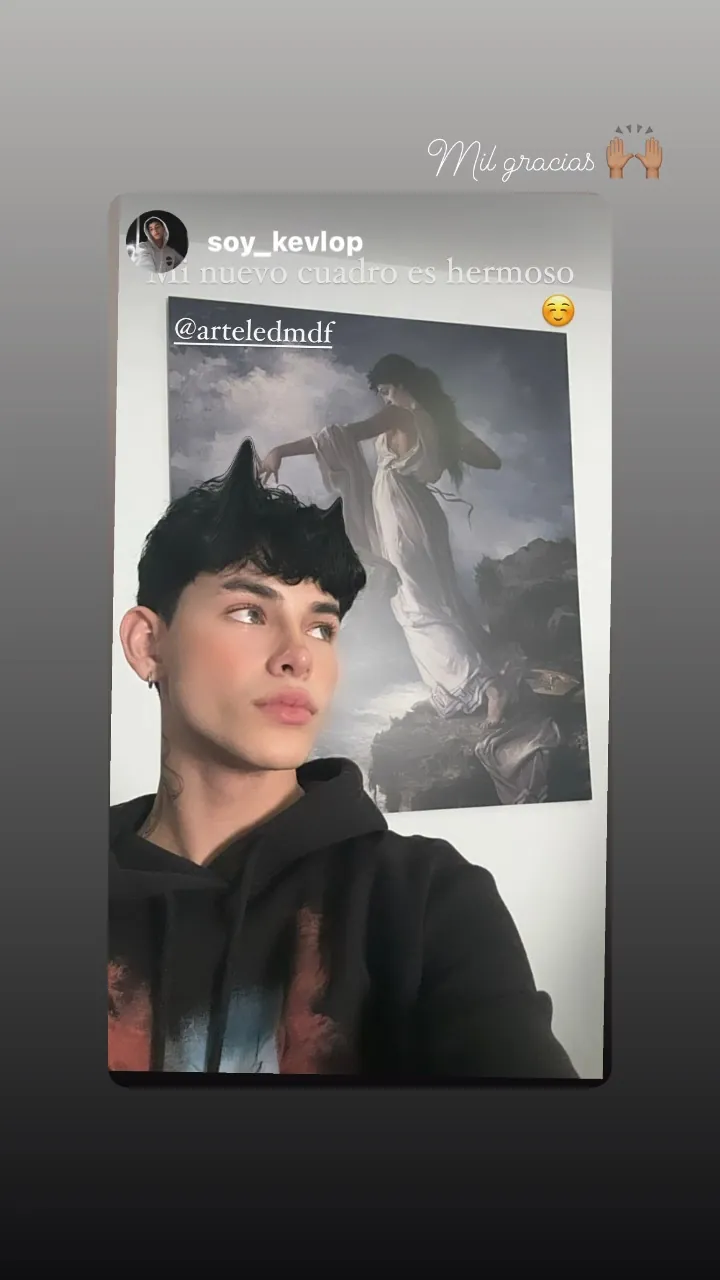 Historia de un cliente junto a un cuadro de una pintura clásica