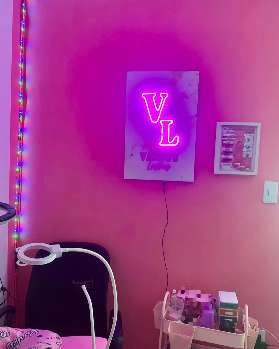 Logo de Vanity Lashes en neón fucsia instalado en un salón de belleza